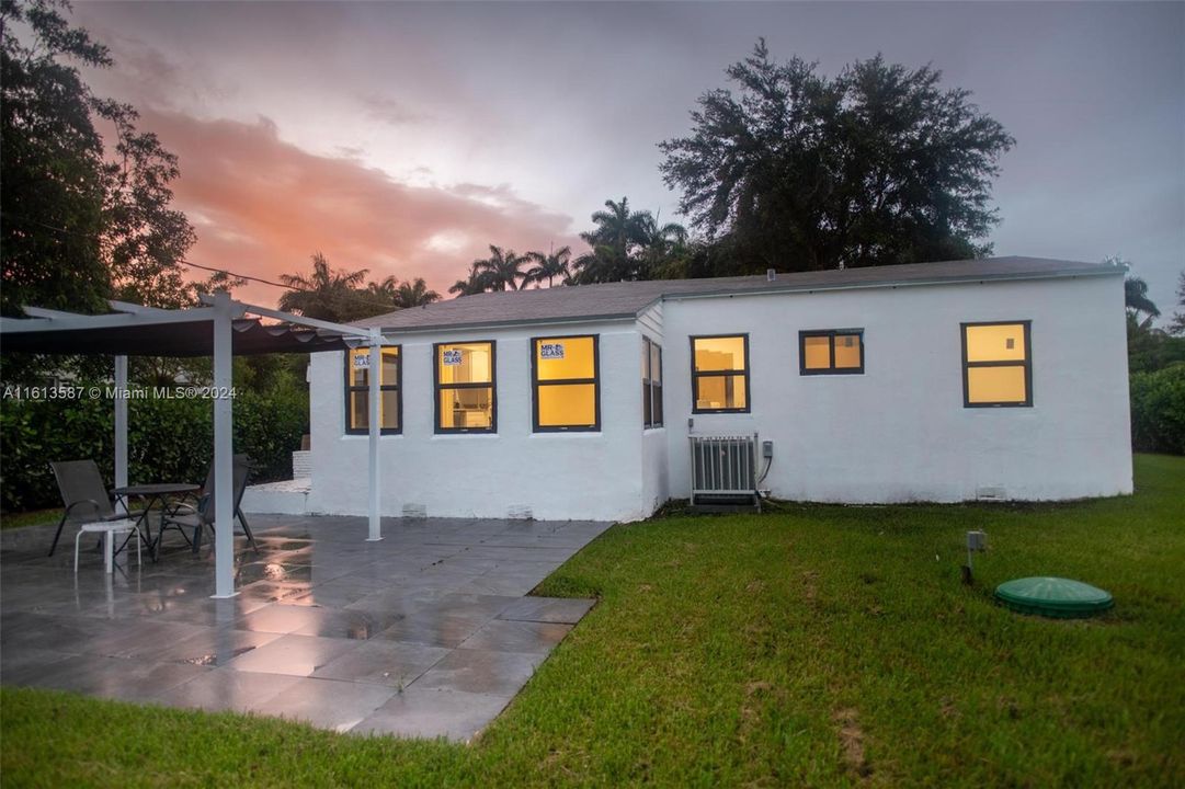 For Sale: $589,000 (3 beds, 1 baths, 1015 Square Feet)
