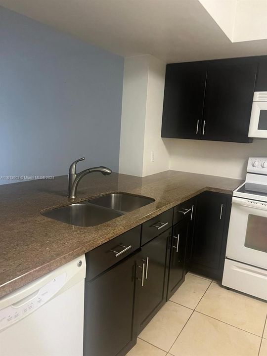 For Rent: $2,600 (2 beds, 2 baths, 1292 Square Feet)