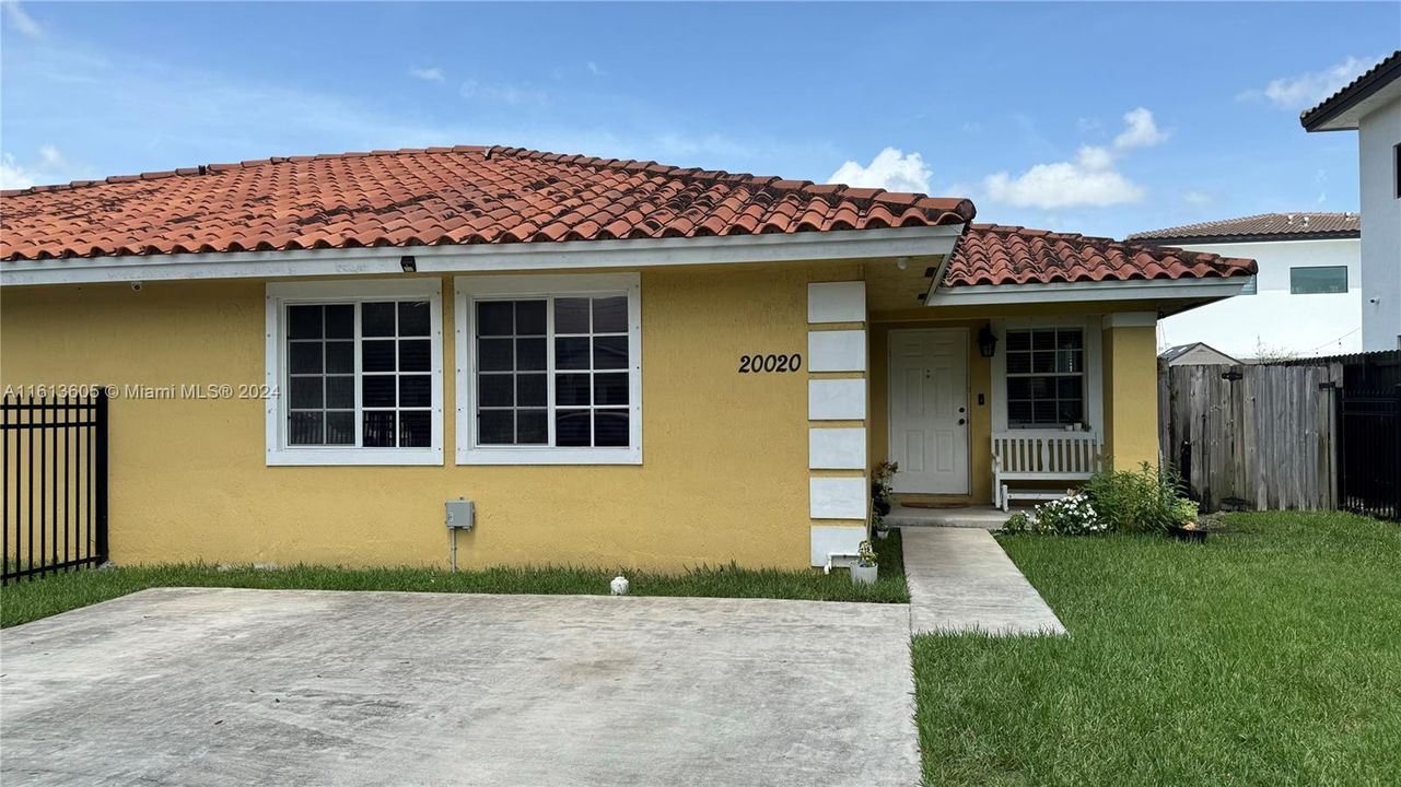 Recently Sold: $450,000 (3 beds, 2 baths, 1035 Square Feet)