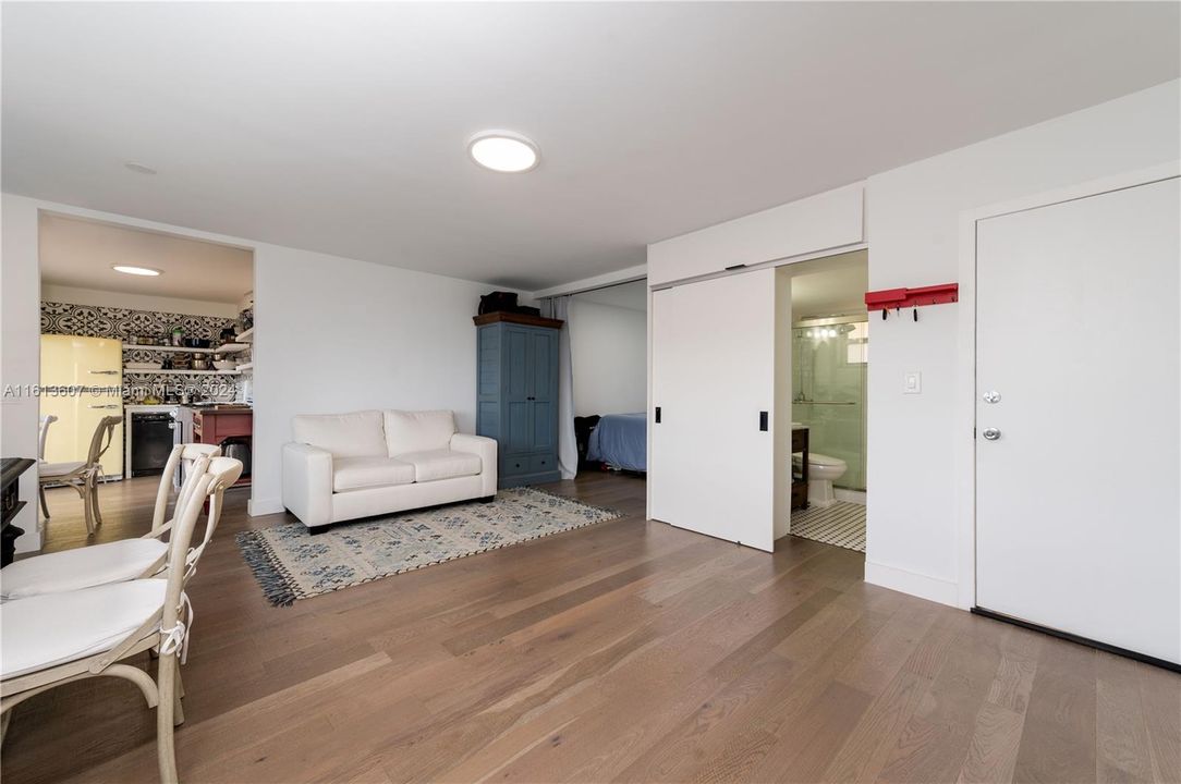 Active With Contract: $240,000 (1 beds, 1 baths, 660 Square Feet)