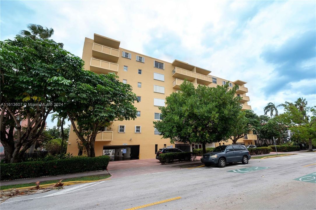 Active With Contract: $240,000 (1 beds, 1 baths, 660 Square Feet)