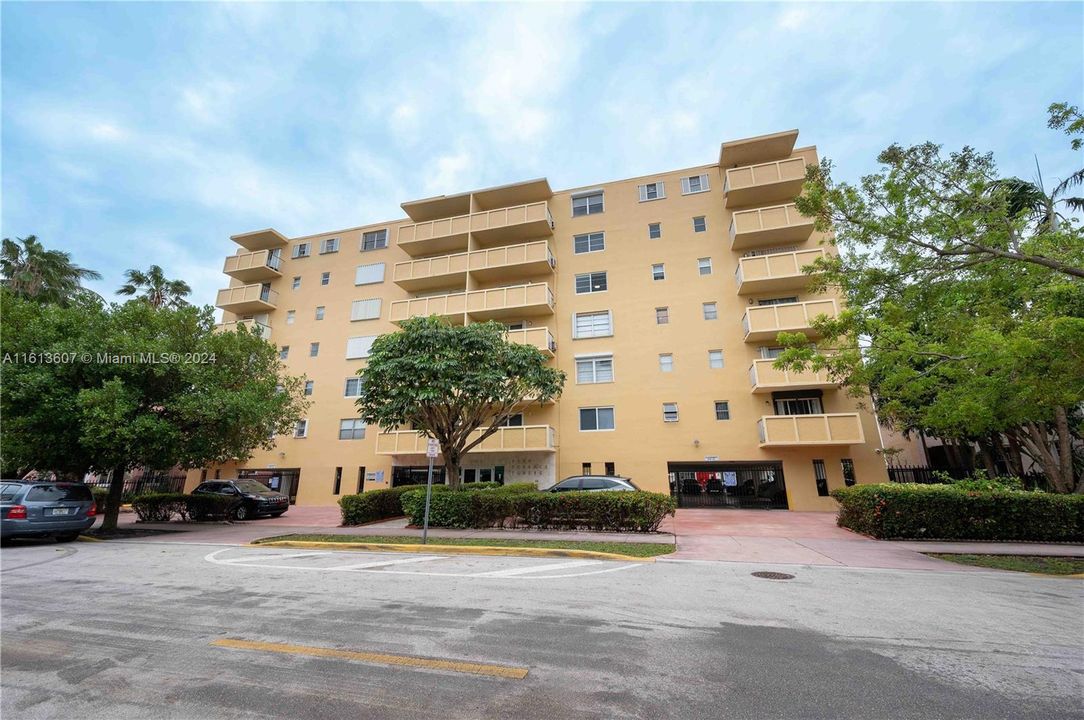 Active With Contract: $240,000 (1 beds, 1 baths, 660 Square Feet)