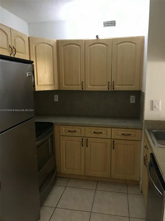 For Sale: $283,500 (2 beds, 2 baths, 825 Square Feet)