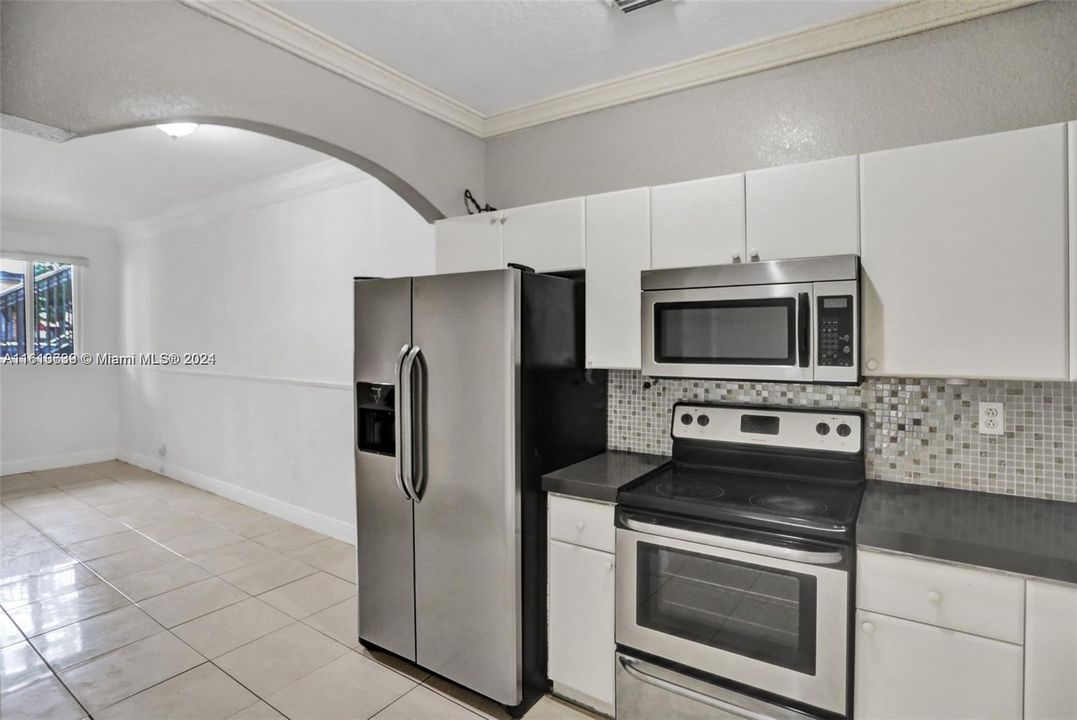 For Sale: $315,000 (3 beds, 2 baths, 967 Square Feet)