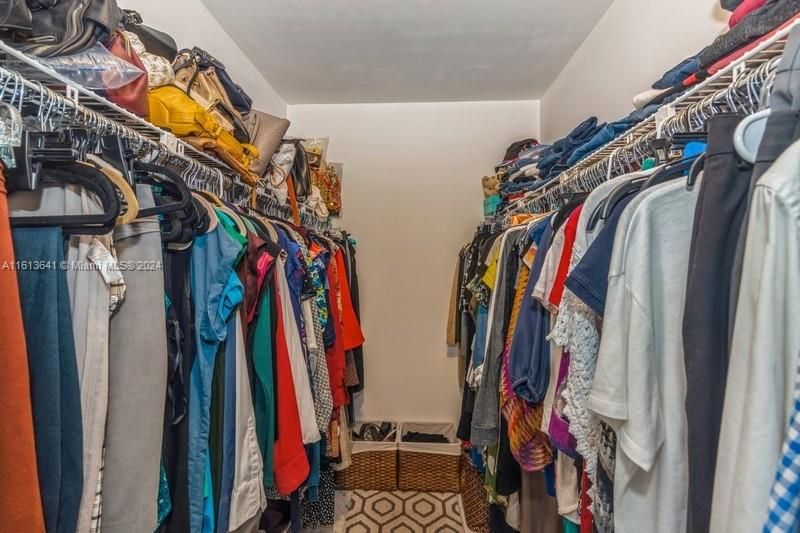 Two walk in closets - Principal bdrm