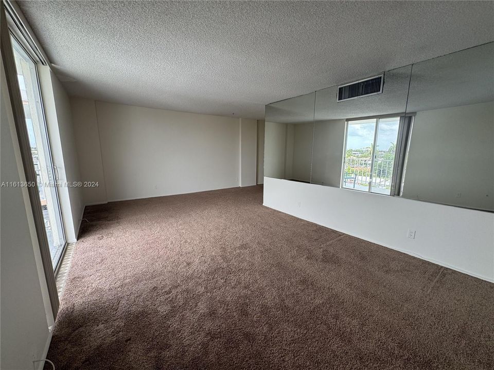 For Rent: $2,500 (1 beds, 1 baths, 704 Square Feet)