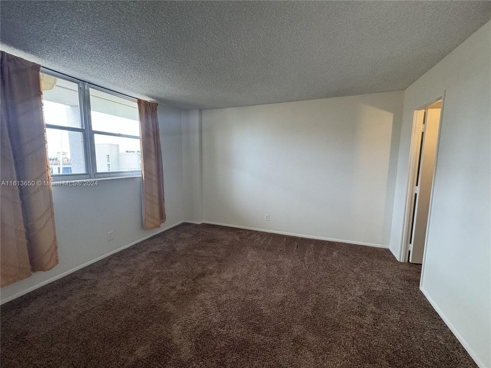 For Rent: $2,500 (1 beds, 1 baths, 704 Square Feet)