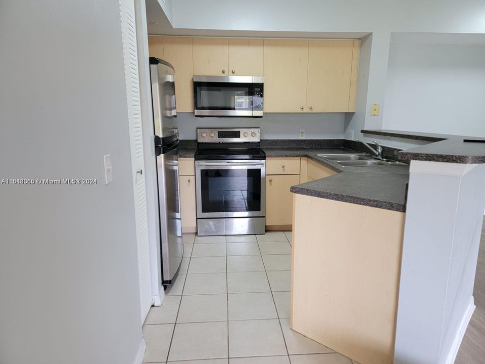 For Rent: $2,000 (2 beds, 2 baths, 1060 Square Feet)