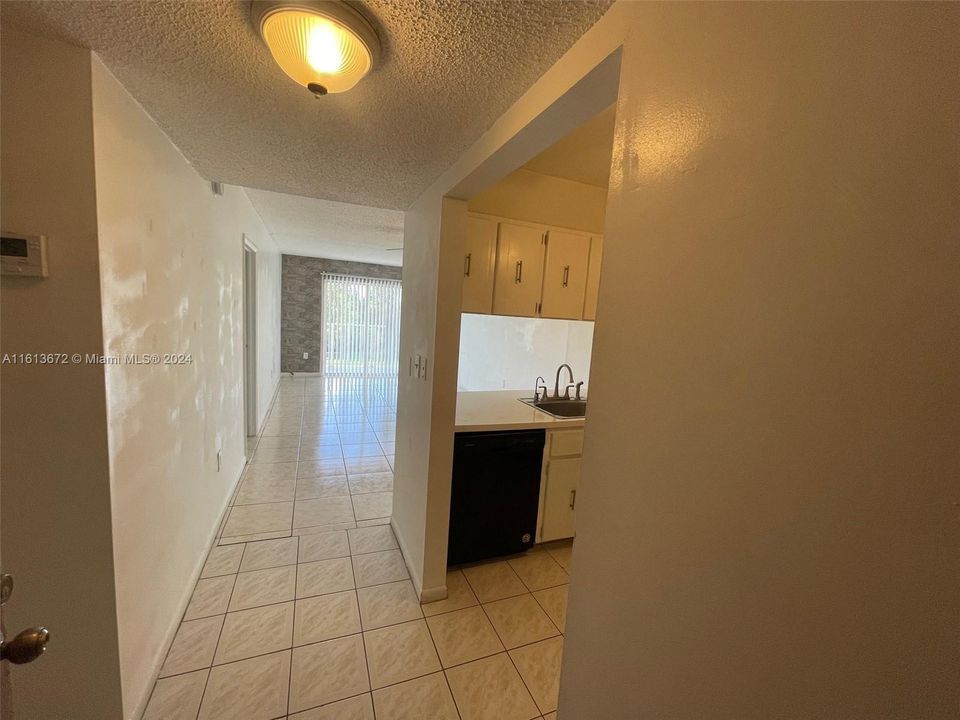 Active With Contract: $1,600 (1 beds, 1 baths, 658 Square Feet)