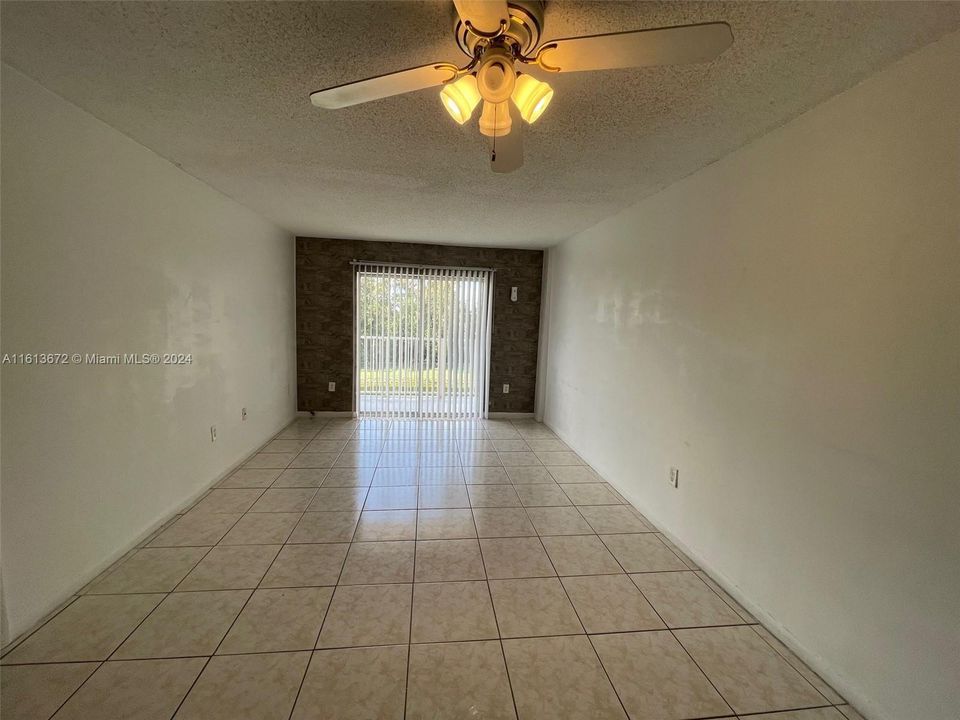 Active With Contract: $1,600 (1 beds, 1 baths, 658 Square Feet)