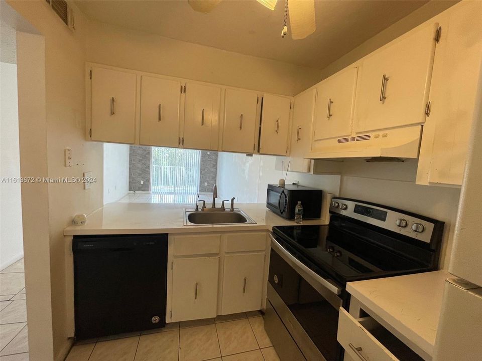 For Rent: $1,600 (1 beds, 1 baths, 658 Square Feet)