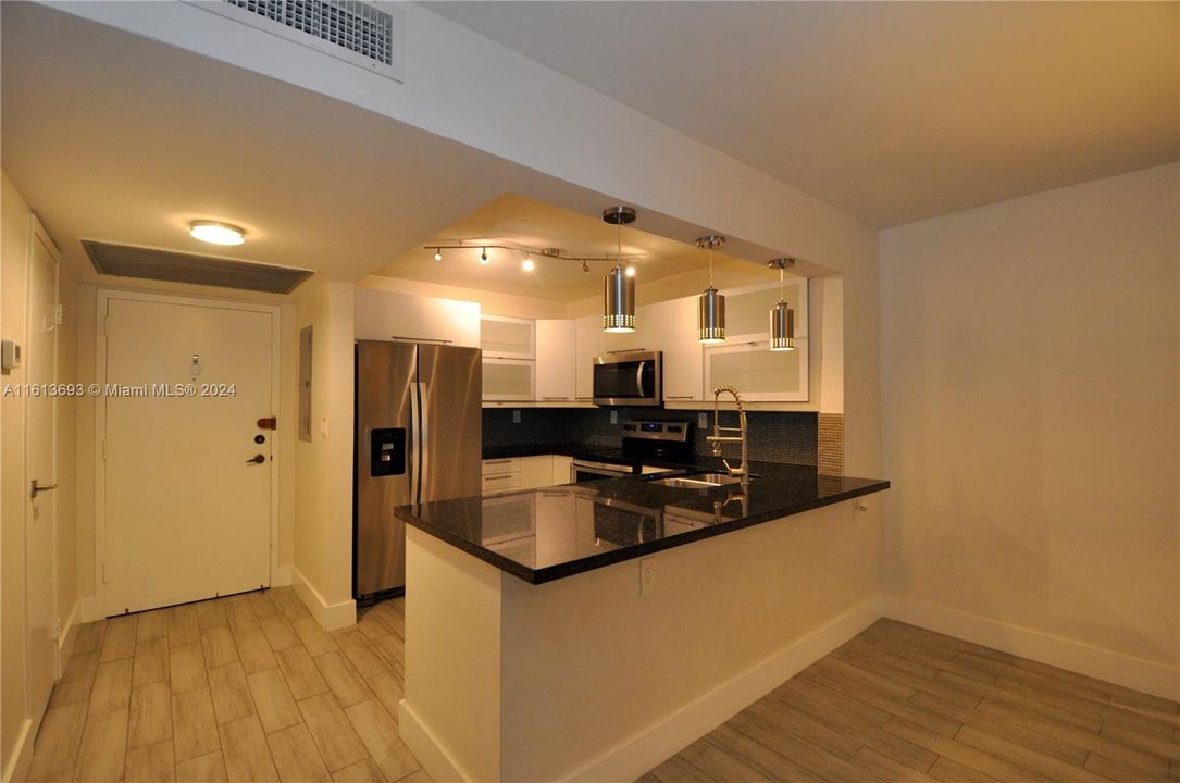 For Rent: $2,300 (1 beds, 1 baths, 915 Square Feet)