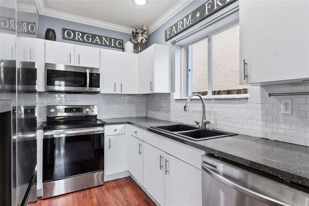 For Sale: $449,900 (3 beds, 2 baths, 1690 Square Feet)