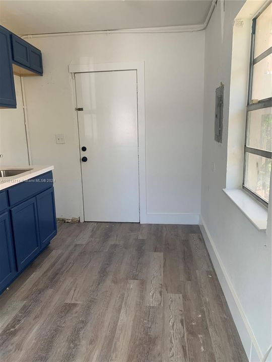 For Rent: $1,600 (1 beds, 1 baths, 1242 Square Feet)