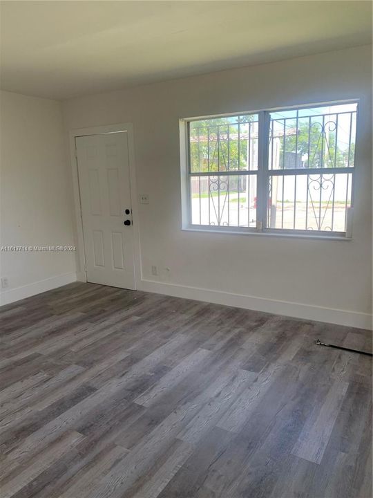For Rent: $1,600 (1 beds, 1 baths, 1242 Square Feet)