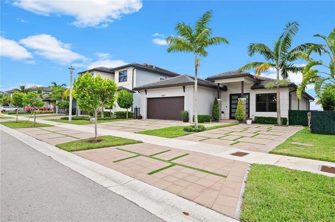 For Sale: $1,100,000 (3 beds, 2 baths, 2196 Square Feet)