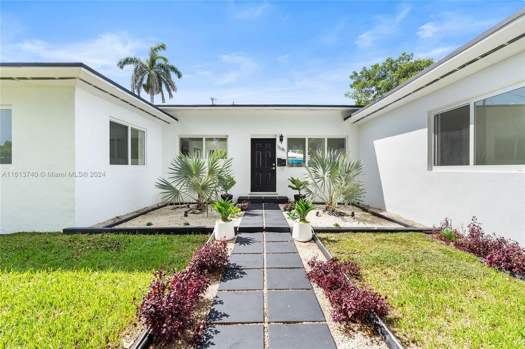 For Sale: $1,095,000 (3 beds, 2 baths, 1628 Square Feet)