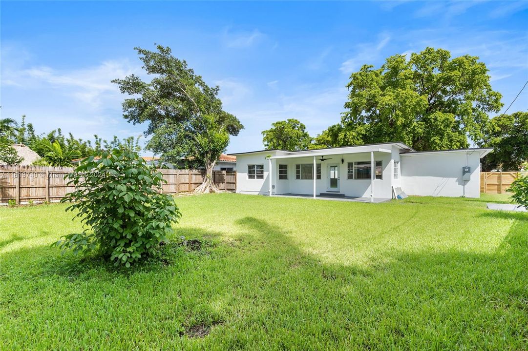 For Sale: $1,095,000 (3 beds, 2 baths, 1628 Square Feet)