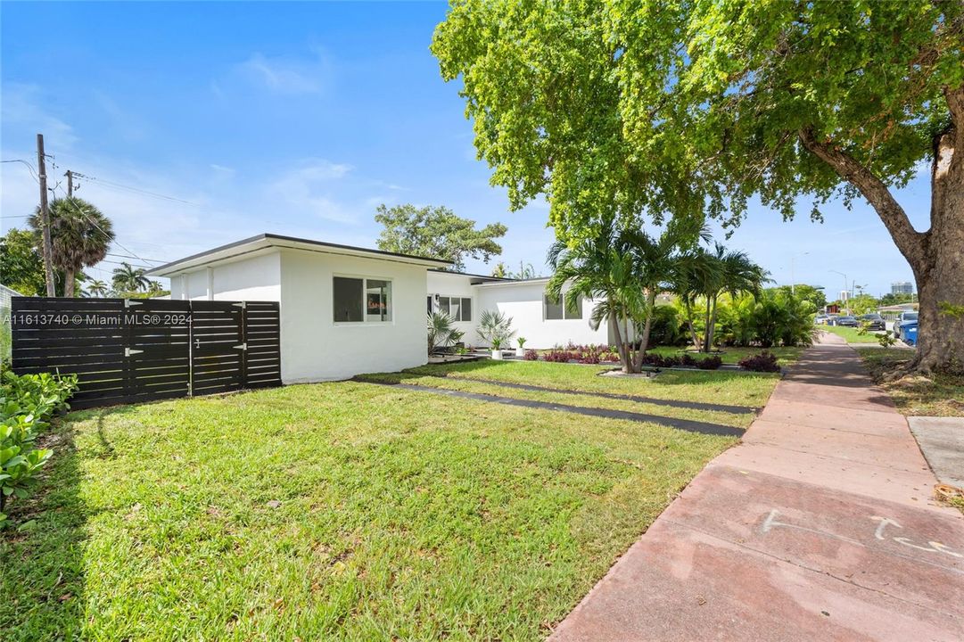 For Sale: $1,095,000 (3 beds, 2 baths, 1628 Square Feet)