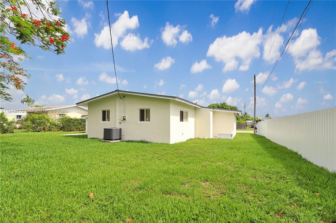 For Sale: $600,000 (3 beds, 2 baths, 1162 Square Feet)