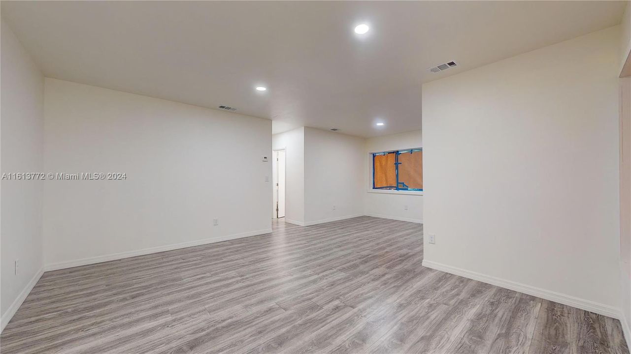 For Sale: $600,000 (3 beds, 2 baths, 1162 Square Feet)