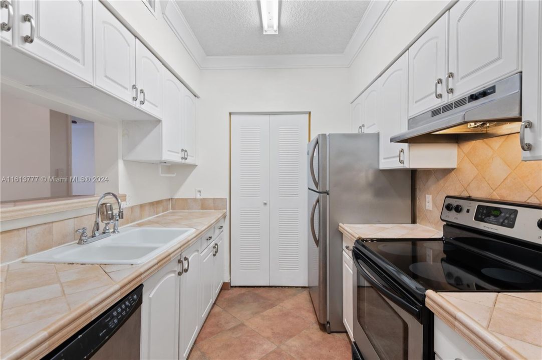 For Rent: $2,200 (1 beds, 1 baths, 730 Square Feet)