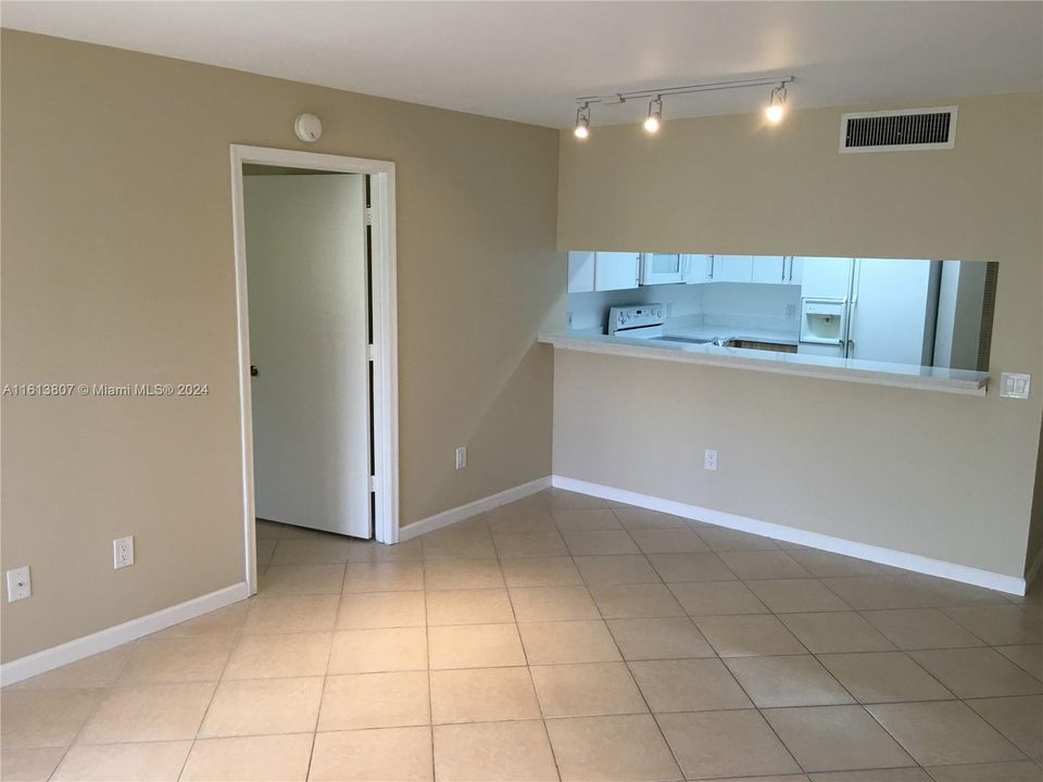 For Sale: $280,000 (2 beds, 2 baths, 867 Square Feet)