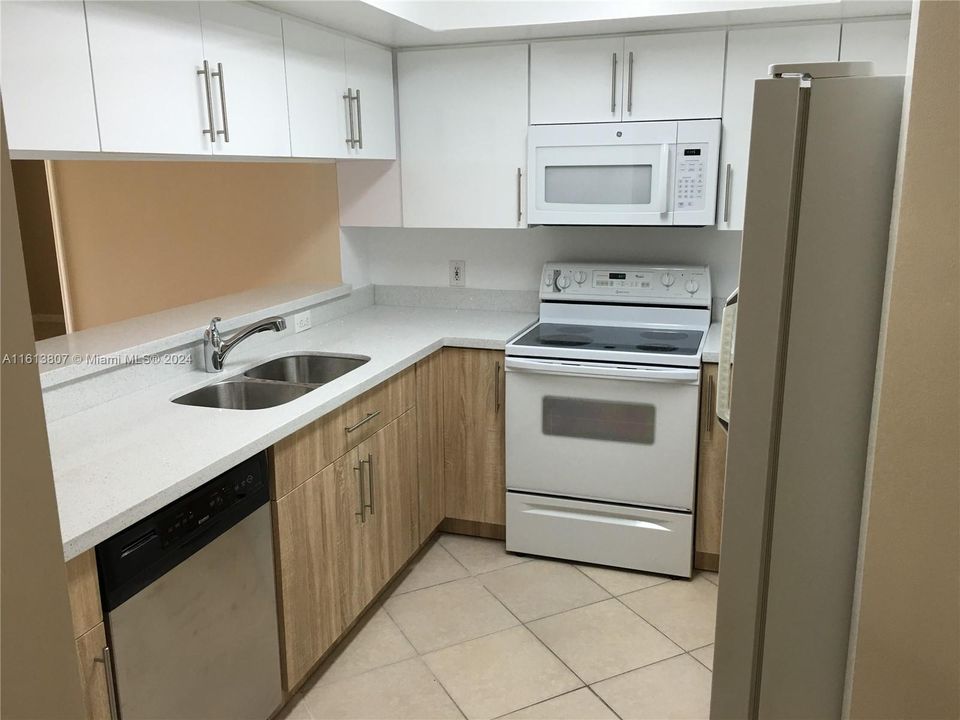 For Sale: $280,000 (2 beds, 2 baths, 867 Square Feet)