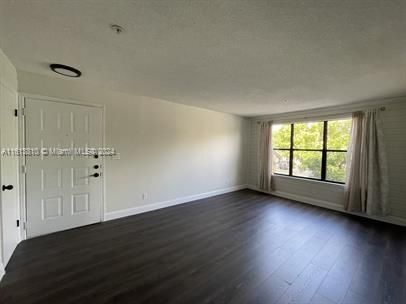 Active With Contract: $195,000 (2 beds, 1 baths, 887 Square Feet)