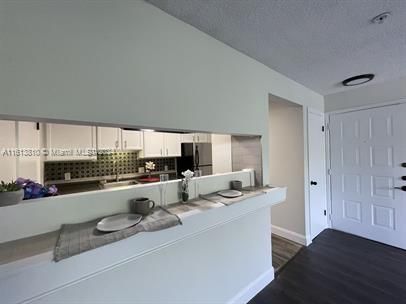 Active With Contract: $195,000 (2 beds, 1 baths, 887 Square Feet)