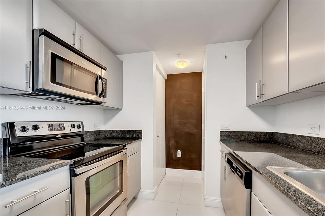 Recently Rented: $2,700 (1 beds, 2 baths, 804 Square Feet)