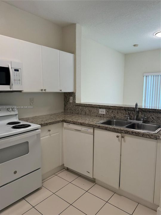 For Rent: $1,950 (2 beds, 2 baths, 914 Square Feet)