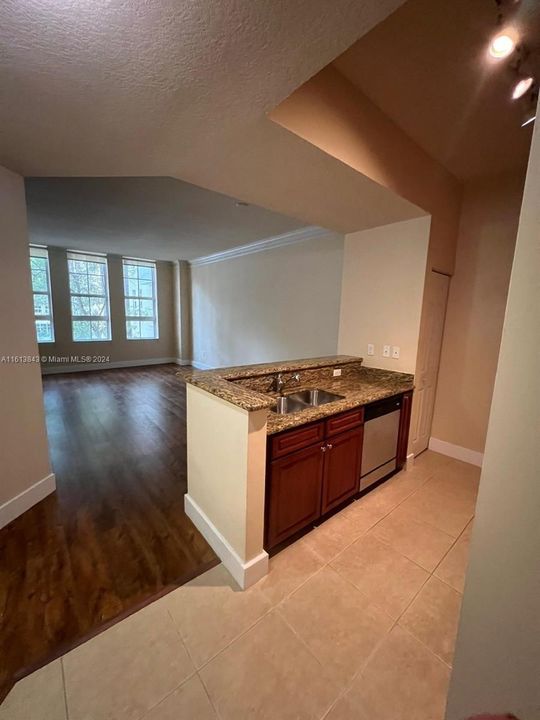 For Rent: $2,350 (1 beds, 1 baths, 836 Square Feet)