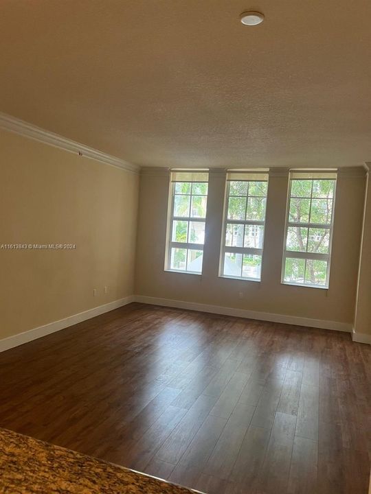 For Rent: $2,350 (1 beds, 1 baths, 836 Square Feet)