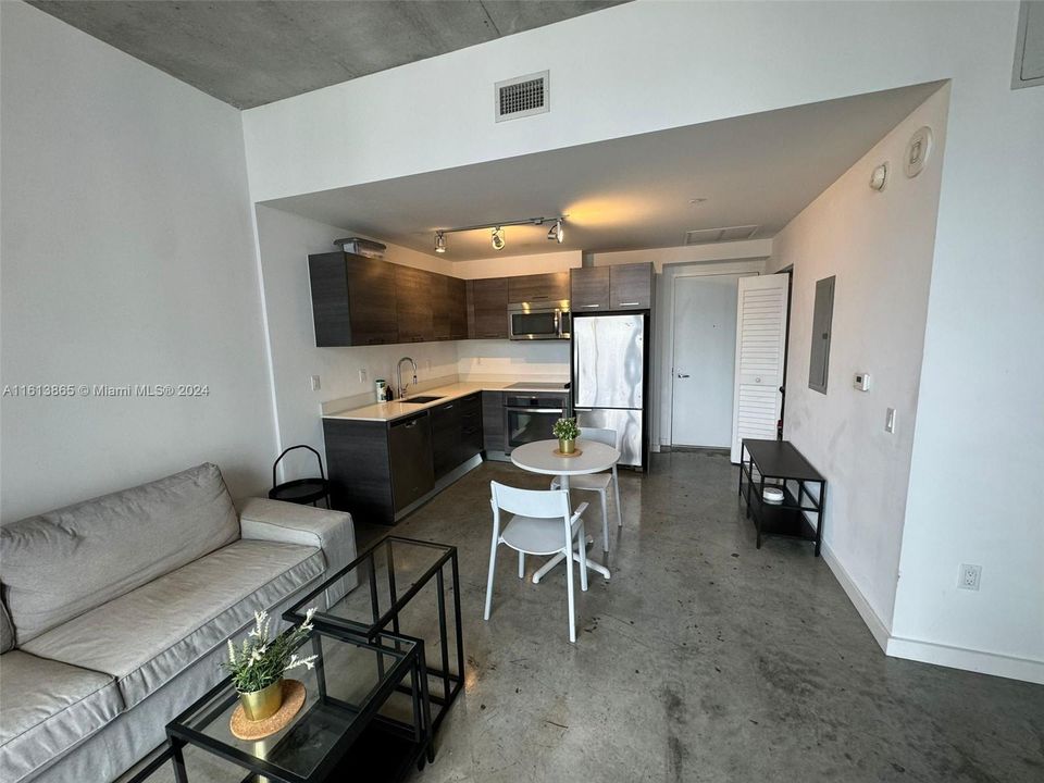 For Sale: $368,000 (1 beds, 1 baths, 526 Square Feet)