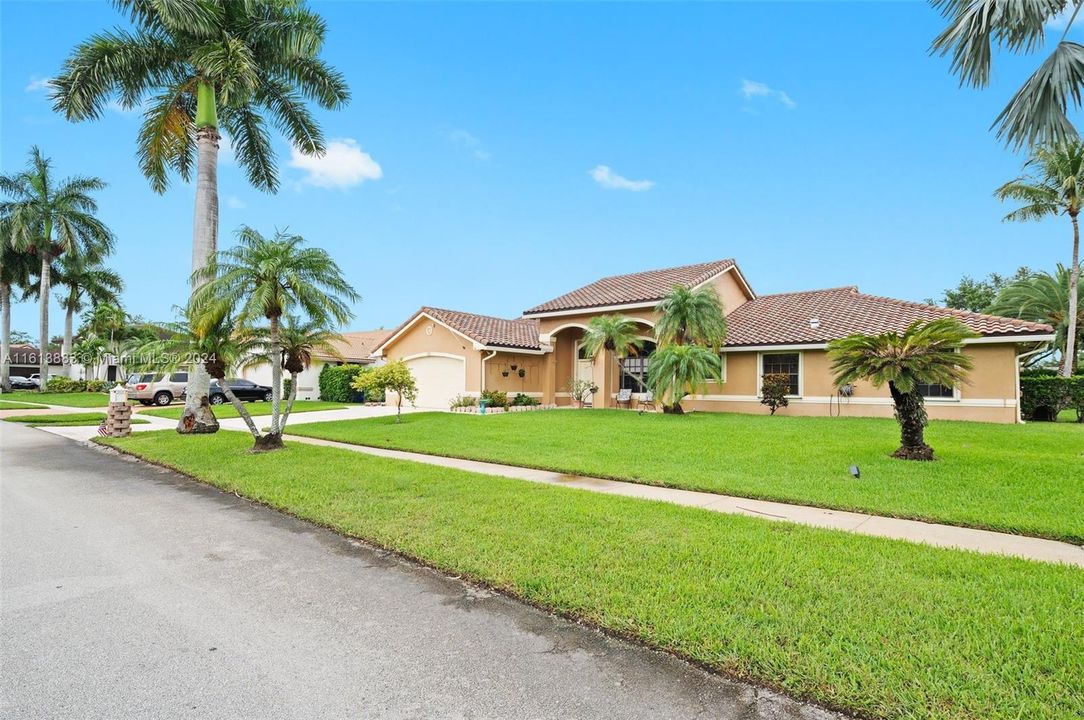 For Sale: $1,200,000 (4 beds, 2 baths, 2760 Square Feet)