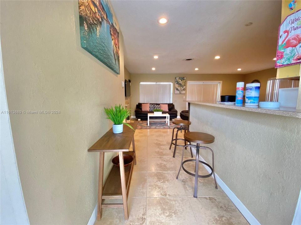 For Sale: $350,000 (2 beds, 1 baths, 897 Square Feet)