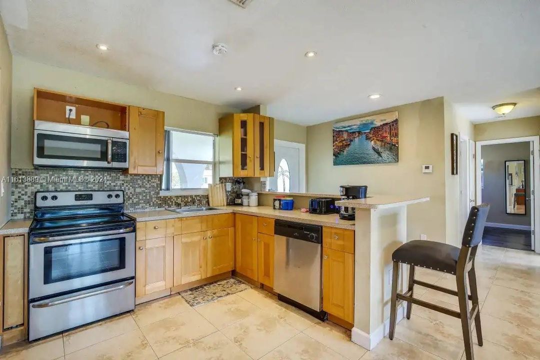 For Sale: $350,000 (2 beds, 1 baths, 897 Square Feet)