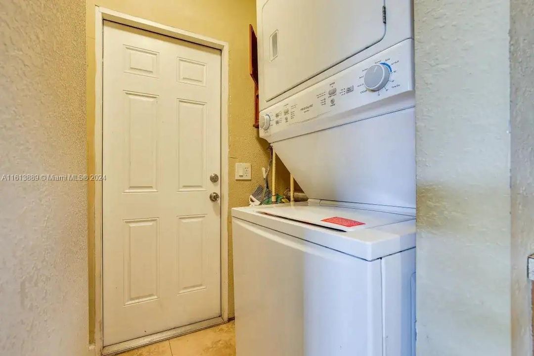 For Sale: $350,000 (2 beds, 1 baths, 897 Square Feet)