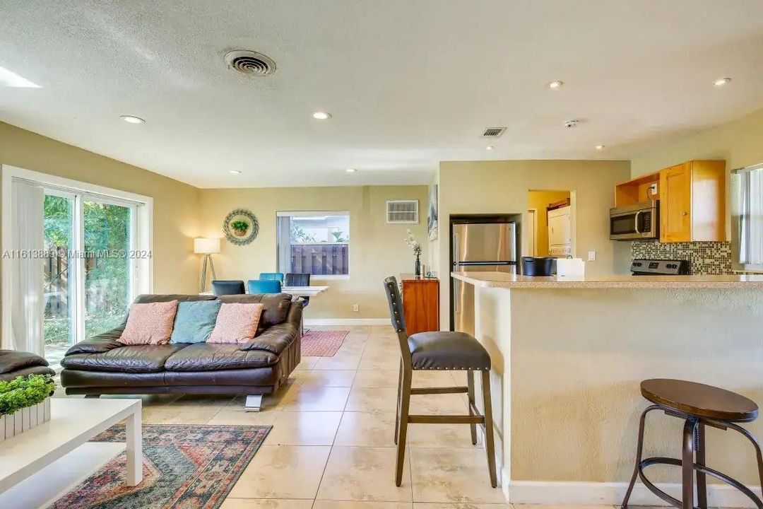 For Sale: $350,000 (2 beds, 1 baths, 897 Square Feet)