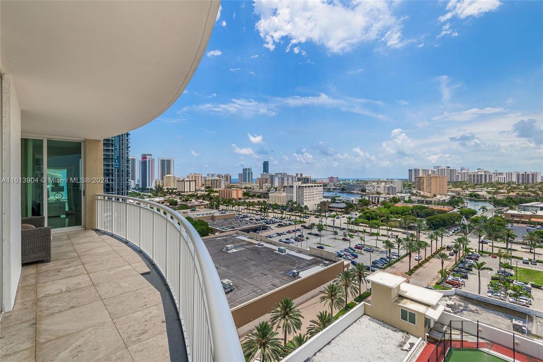 For Sale: $629,000 (2 beds, 2 baths, 1354 Square Feet)