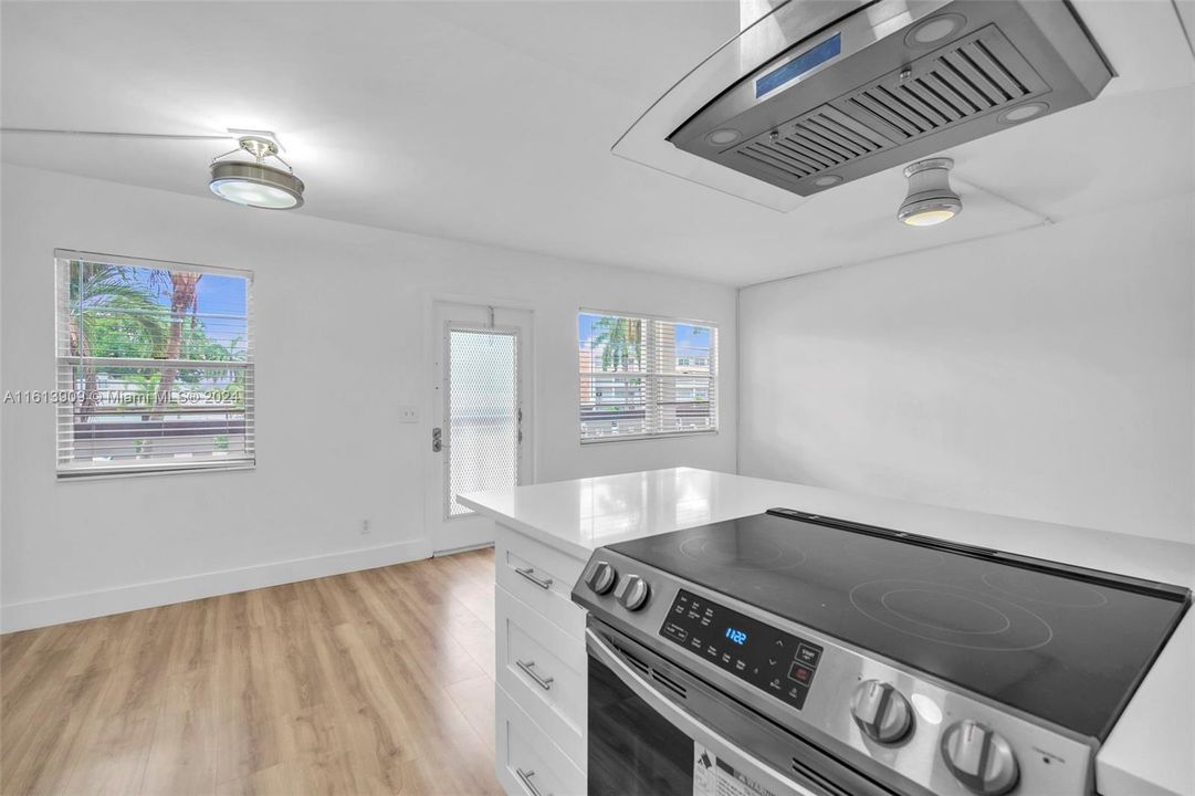 For Sale: $285,900 (2 beds, 2 baths, 896 Square Feet)