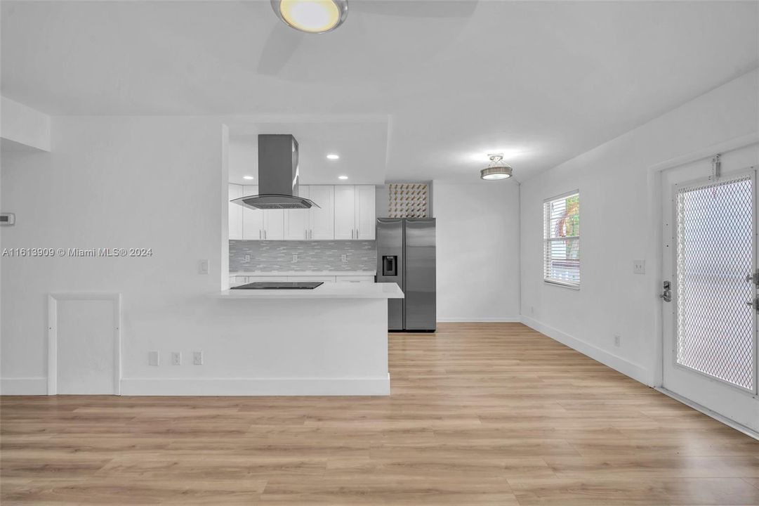 For Sale: $285,900 (2 beds, 2 baths, 896 Square Feet)