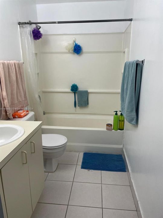 For Rent: $1,900 (1 beds, 1 baths, 888 Square Feet)