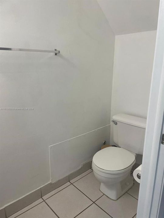 For Rent: $1,900 (1 beds, 1 baths, 888 Square Feet)