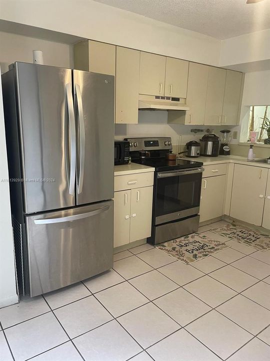 For Rent: $1,900 (1 beds, 1 baths, 888 Square Feet)