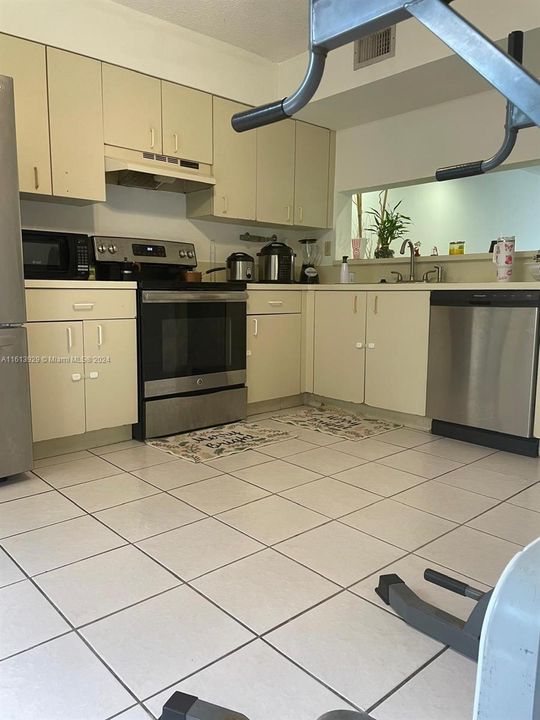 For Rent: $1,900 (1 beds, 1 baths, 888 Square Feet)