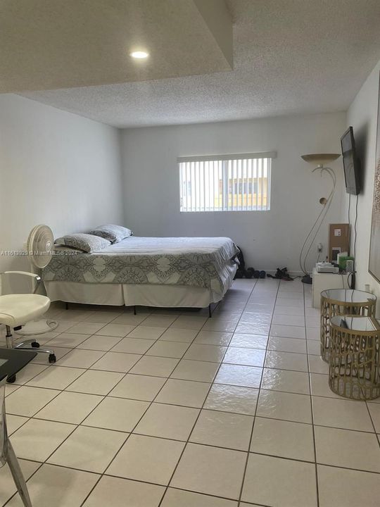 For Rent: $1,900 (1 beds, 1 baths, 888 Square Feet)