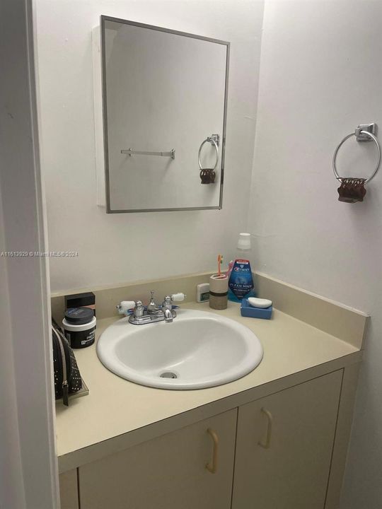 For Rent: $1,900 (1 beds, 1 baths, 888 Square Feet)