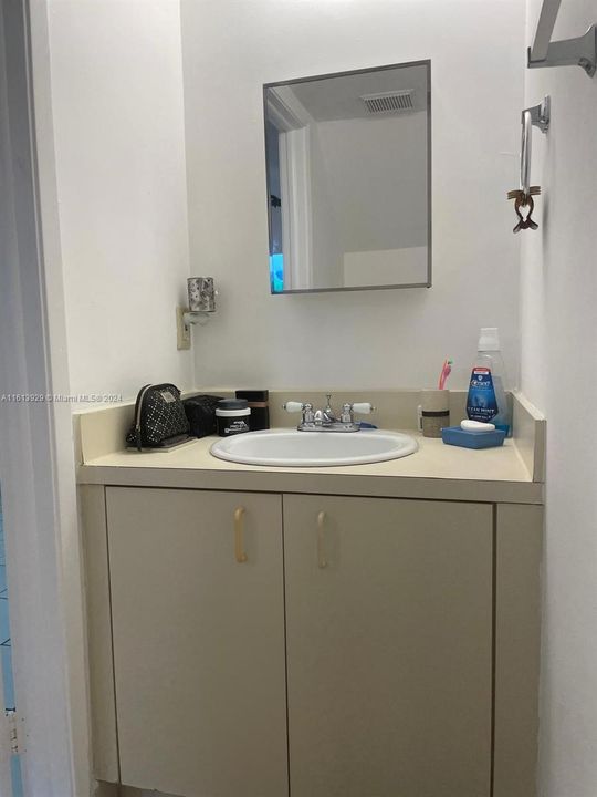 For Rent: $1,900 (1 beds, 1 baths, 888 Square Feet)